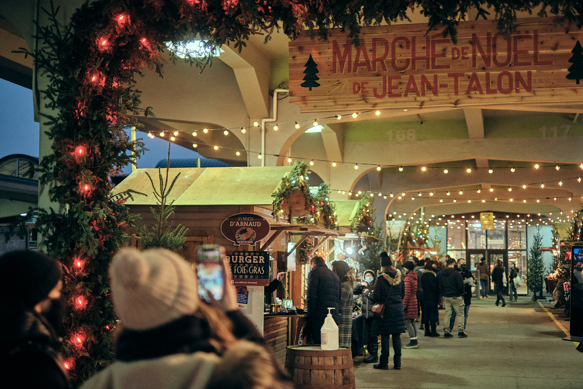 Holiday magic at the Jean-Talon Christmas market!