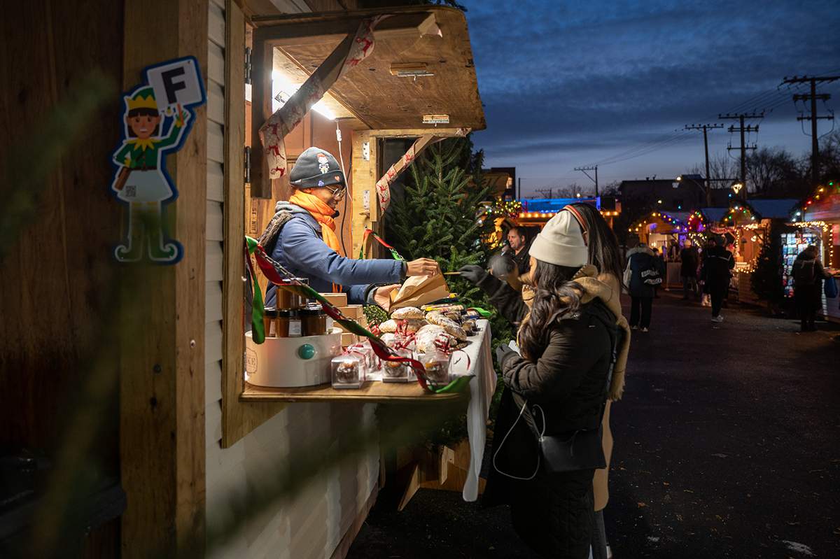 Festive atmospher at the Christmas Village of the Atwater Market - Photo Dominique Viau, Bodum Photographie
