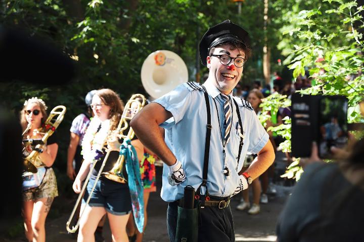 Le Brigadier - Programmation estivale Marché Jean-Talon - Crédit photo Jasmine Allan-Cote _ FAR Festival des arts de ruelle